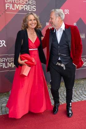 Marie Theres Relin mit Sven-Oliver Müller bei der Verleihung des 44. Bayerischen Filmpreises 2022 im Prinzregententheater. München, 16.06.2023
