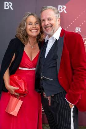 Marie Theres Relin mit Sven-Oliver Müller bei der Verleihung des 44. Bayerischen Filmpreises 2022 im Prinzregententheater. München, 16.06.2023