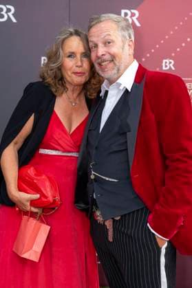 Marie Theres Relin mit Sven-Oliver Müller bei der Verleihung des 44. Bayerischen Filmpreises 2022 im Prinzregententheater. München, 16.06.2023