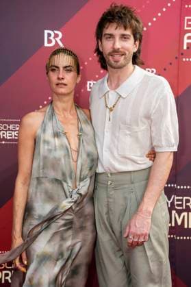 Samia Chancrin und James Newton bei der Verleihung des 44. Bayerischen Filmpreises 2022 im Prinzregententheater. München, 16.06.2023
