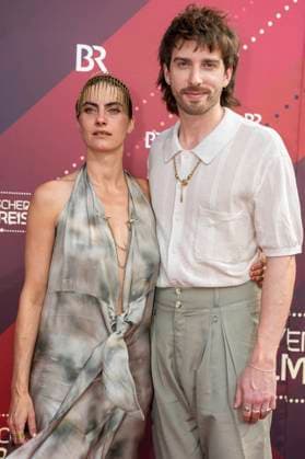 Samia Chancrin und James Newton bei der Verleihung des 44. Bayerischen Filmpreises 2022 im Prinzregententheater. München, 16.06.2023