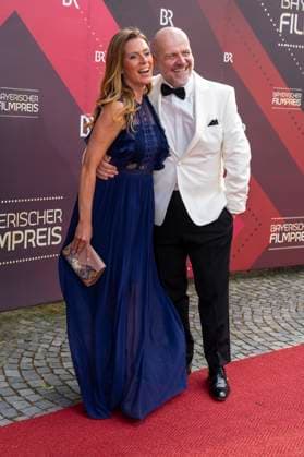 Nele Kiper mit Gast bei der Verleihung des 44. Bayerischen Filmpreises 2022 im Prinzregententheater. München, 16.06.2023