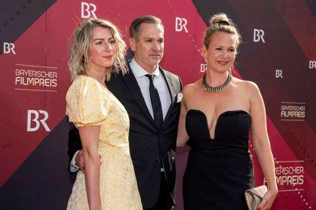 Gast, Manou Lubowski und Lara von Stumberg bei der Verleihung des 44. Bayerischen Filmpreises 2022 im Prinzregententheater. München, 16.06.2023