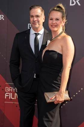 Manou Lubowski mit Freundin Lara von Stumberg bei der Verleihung des 44. Bayerischen Filmpreises 2022 im Prinzregententheater. München, 16.06.2023