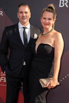 Manou Lubowski mit Freundin Lara von Stumberg bei der Verleihung des 44. Bayerischen Filmpreises 2022 im Prinzregententheater. München, 16.06.2023