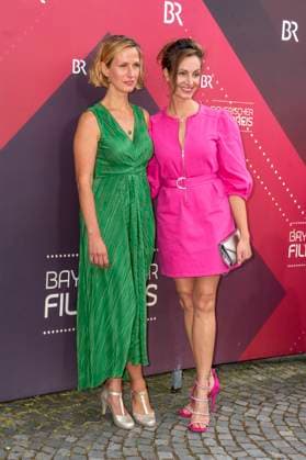 Nathalie Schott und Dagny Dewath bei der Verleihung des 44. Bayerischen Filmpreises 2022 im Prinzregententheater. München, 16.06.2023
