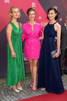 Nathalie Schott, Dagny Dewath und Agnes Kiyomi Decker bei der Verleihung des 44. Bayerischen Filmpreises 2022 im Prinzregententheater. München, 16.06.2023
