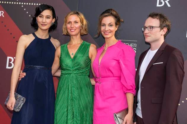 Agnes Kiyomi Decker, Nathalie Schott, Dagny Dewath und Gast bei der Verleihung des 44. Bayerischen Filmpreises 2022 im Prinzregententheater. München, 16.06.2023