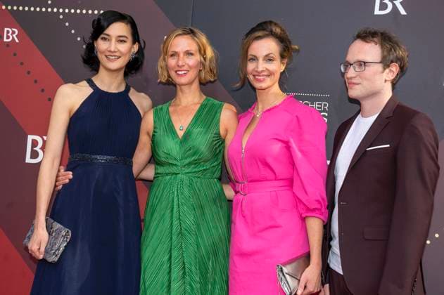 Agnes Kiyomi Decker, Nathalie Schott, Dagny Dewath und Gast bei der Verleihung des 44. Bayerischen Filmpreises 2022 im Prinzregententheater. München, 16.06.2023