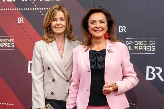 Uschi Dämmrich von Luttitz und Gast bei der Verleihung des 44. Bayerischen Filmpreises 2022 im Prinzregententheater. München, 16.06.2023