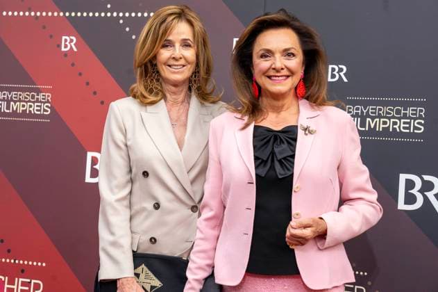 Uschi Dämmrich von Luttitz und Gast bei der Verleihung des 44. Bayerischen Filmpreises 2022 im Prinzregententheater. München, 16.06.2023