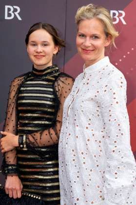 Rosalie Darchinger und Katharina Schwarz bei der Verleihung des 44. Bayerischen Filmpreises 2022 im Prinzregententheater. München, 16.06.2023
