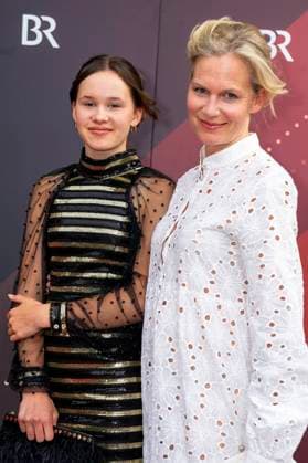 Rosalie Darchinger und Katharina Schwarz bei der Verleihung des 44. Bayerischen Filmpreises 2022 im Prinzregententheater. München, 16.06.2023