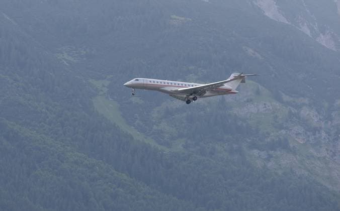 16.06.2023 Innsbruck, Tirol, Österreich Bild: VistaJet Bombardier Global 7500 - 9H-VII beim Landeanflug zum Airport Innsbruck, Flughafen Innsbruck, Flugzeug über Innsbruck. Privatflugzeuge, Privatjet, Geschäftsreiseflugzeug , Business Jet *** 16 06 2023 Innsbruck, Tyrol, Austria image VistaJet Bombardier Global 7500 9H VII approaching Innsbruck Airport, Innsbruck Airport, aircraft over Innsbruck private aircraft, private jet, business jet , business jet