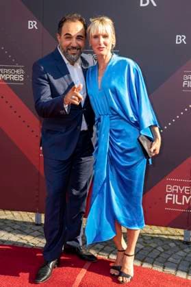 Adnan Maral mit Ehefrau Franziska Maral bei der Verleihung des 44. Bayerischen Filmpreises 2022 im Prinzregententheater. München, 16.06.2023