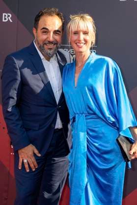Adnan Maral mit Ehefrau Franziska Maral bei der Verleihung des 44. Bayerischen Filmpreises 2022 im Prinzregententheater. München, 16.06.2023