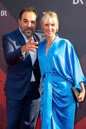 Adnan Maral mit Ehefrau Franziska Maral bei der Verleihung des 44. Bayerischen Filmpreises 2022 im Prinzregententheater. München, 16.06.2023