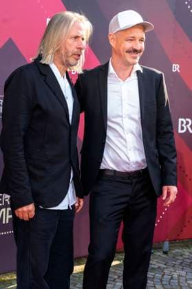 Karsten Dahlem mit Gast bei der Verleihung des 44. Bayerischen Filmpreises 2022 im Prinzregententheater. München, 16.06.2023
