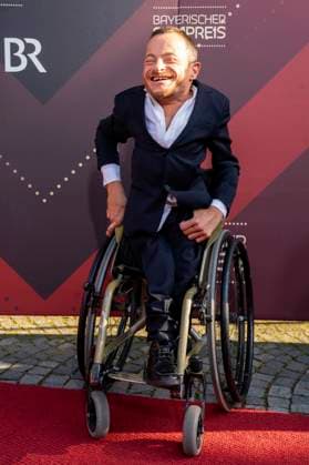 Erwin Aljukic bei der Verleihung des 44. Bayerischen Filmpreises 2022 im Prinzregententheater. München, 16.06.2023
