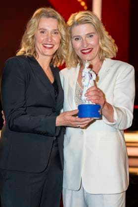 Meike Kordes und Alexandra Kordes bei der Verleihung des 44. Bayerischen Filmpreises 2022 im Prinzregententheater. München, 16.06.2023