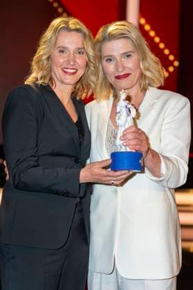 Meike Kordes und Alexandra Kordes bei der Verleihung des 44. Bayerischen Filmpreises 2022 im Prinzregententheater. München, 16.06.2023
