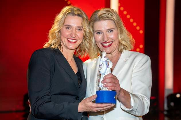 Meike Kordes und Alexandra Kordes bei der Verleihung des 44. Bayerischen Filmpreises 2022 im Prinzregententheater. München, 16.06.2023