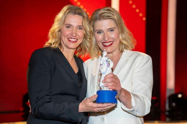 Meike Kordes und Alexandra Kordes bei der Verleihung des 44. Bayerischen Filmpreises 2022 im Prinzregententheater. München, 16.06.2023