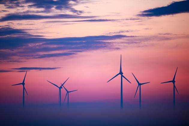 News Themen der Woche KW24 News Bilder des Tages Symbolbild Windrad Deutschland im Juni 2023: Windräder vor Sonnenaufgang im Nebel Dunst. *** Symbol image wind turbine Germany in June 2023 wind turbines before sunrise in fog haze