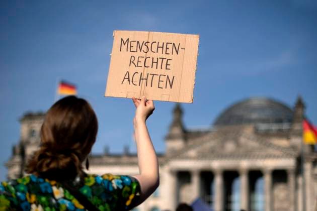 EU-Asylrecht Protest DEU, Deutschland, Germany, Berlin, 09.06.2023 Demonstranten von Sea Watch amnesty international und Pro Asyl mit Plakat Menschenrechte Achten protestieren gegen das Gemeinsame Europaeische Asylsystem GEAS , den Kompromiss der EU zum Asylverfahren und fordern menschenwuerdige und faire Asylverfahren in der EU ankommenden Menschen unter dem Motto Kein Asylkompromiss 2.0 Keine Abschaffung des Rechts auf Asyl Shame on You Nancy vor dem Reichtsag in Berlin Deutschland . Protest gegen den Vorschlag der EU der Grenzverfahren vorsieht, die das individuelle Recht auf Asyl abschaffen wuerde. ShameOnYouNancy en: Demonstrators from Sea Watch amnesty international and Pro Asyl with poster respect human rights protest against the Co