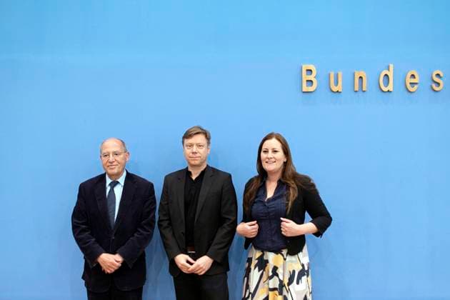 Linke Wahlrechtsreform DEU, Deutschland, Germany, Berlin, 16.06.2023 Gregor Gysi , aussenpolitischer Sprecher der Partei Die Linke, Martin Schirdewan , Co-Vorsitzender der Partei Die Linke Linkspartei, und Janine Wissler , Co-Vorsitzende der Partei Die Linke (v.l.n.r.) waehrend der Bundespressekonferenz zum Thema Wahlrechtsreform Kritik und rechtliche Schritte einer Klage der Linken in Berlin Deutschland en: Gregor Gysi , foreign policy spokesman for Die Linke, Martin Schirdewan , co-chairman of Die Linke Left Party, and Janine Wissler , co-chairman of Die Linke (f.l.t.r.) during the federal press conference on the subject of electoral law reform, criticism and legal action brought by the Left Party in Berlin Germany *** Left electoral l