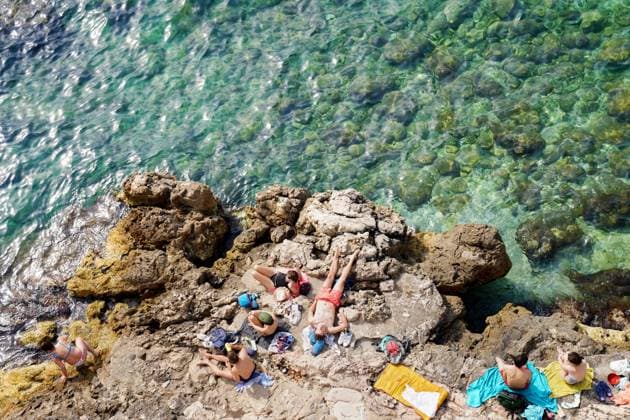 People enjoying sunny day along Marseille coast Despite the closure of Marseille s beaches, people from Marseille are gathering along the coast, in the Vallon des Auffres in Marseille, France, on May 23, 2020. Photo by Julien Poupart ABACAPRESS.COM Marseille France  Copyright: xPoupartxJulien ABACAx 731595_015 PoupartxJulien ABACAx 731595_015
