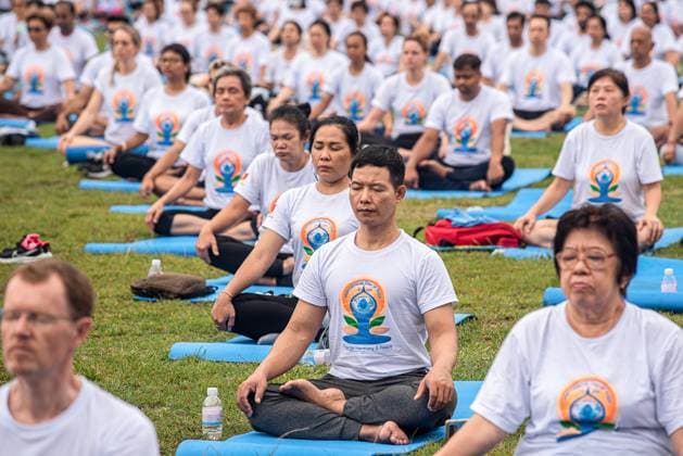 News Themen der Woche KW24 News Bilder des Tages June 18, 2023, Bangkok, Thailand: People participate in the Yoga practice event to mark the International Day of Yoga at Chulalongkorn University in Bangkok. The International Day of Yoga has been celebrated across the world annually on June 21 since 2015, following its inception in the United Nations General Assembly in 2014. Bangkok Thailand - ZUMAs197 20230618_zaa_s197_017 Copyright: xPeeraponxBoonyakiatx