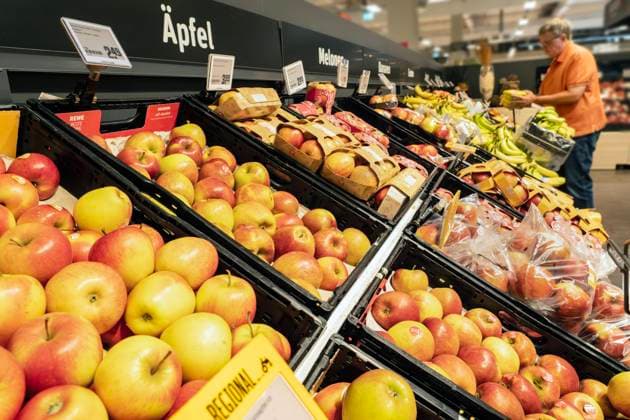 Obst- und Gemüsestand, frische Lebensmittel aus dem Supermarkt, München, Juni 2023 Deutschland, München, Juni 2023, Obst- und Gemüsestand, frische Lebensmittel von Rewe, Gemüse, Obst, gesunde Ernährung, Symbolfoto Lebensmittelpreise, Inflationsrate wieder leicht gesunken, Lebenshaltungskosten steigen, Inflation, Inflationsrate, einkaufen, Bayern, bayerisch, *** Fruit and vegetable stand, fresh food from the supermarket, Munich, June 2023 Germany, Munich, June 2023, fruit and vegetable stand, fresh food from Rewe, vegetables, fruit, healthy eating, symbol photo food prices, inflation rate slightly down again, cost of living rising, inflation, inflation rate, shopping, Bavaria, Bavarian,