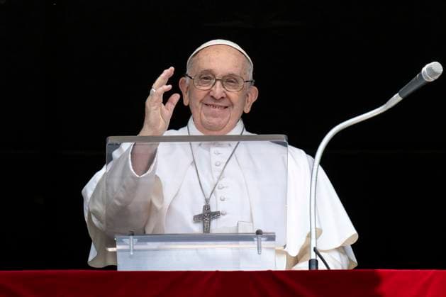 News Themen der Woche KW24 Italy, Rome, Vatican, 2023 6 18. Pope Francis delivers his blessing as he recites the Angelus noon prayer from the window of his studio overlooking St.Peter s Square, at the Vatican.. Photograph by Vatican Media Catholic Press Photo RESTRICTED TO EDITORIAL USE - NO MARKETING - NO ADVERTISING CAMPAIGNS  Copyright: xVATICANxMEDIAx xipa-agency.netx xVaticanxMediax IPA_IPA38707599