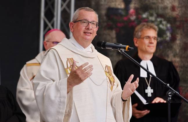 News Themen der Woche KW24 News Bilder des Tages Abschlussgottesdienst des regionalen Oekumenischen Kirchentags am Sonntag (18.06.20223) auf dem Marktplatz vor dem Rathaus in Osnabrueck. Der katholische Weihbischof Johannes Wuebbe (Wübbe) hat dabei die Glaeubigen vor dem Hintergrund des Ukrainekrieges dazu aufgerufen, auch in Krisenzeiten auf Gespraeche zu setzen. (Foto Stadtdechant Domkapitular Martin Schomaker; re. Superintendent Joachim Jeska) Rund 1.400 Menschen verfolgten die Feier auf dem Marktplatz. Insgesamt besuchten nach Angaben der Veranstalter rund 15.000 Menschen den Kirchentag. Zehn christliche Konfessionen hatten anlaesslich des Jubilaeums 375 Jahre Westfälischer Frieden dazu eingeladen. Nach einer Langen Nacht der Kirchen am Freitag wurden am Samstag unter dem Motto Weg Copyright: epd-bild DetlefxHeese 20230618-Oekomenischer-Kirchentag-HEESE-8498