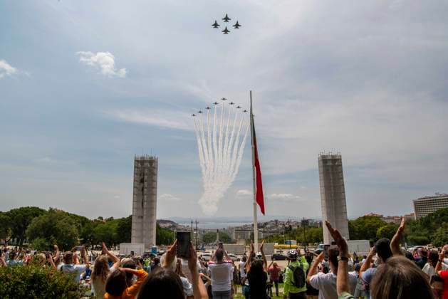 Bilder des Jahres 2023, News June 06 News Themen der Woche KW24 News Bilder des Tages Red Arrows And Portuguese Air Force Fly Over Lisbon Portuguese and English air force jets are seen flying over the skies of the Portuguese capital. Lisbon, 18 June 2023. The UK s Red Arrows and the Portuguese Air Force have joined forces to put on a show in the skies above Lisbon. The initiative comes in the year of the 650th anniversary of the British-Portuguese Alliance, the oldest military and diplomatic alliance in the world. Lisbon Portugal  Copyright: xJorgexMantillax originalFilename: mantilla-notitle230618_npotU.jpg