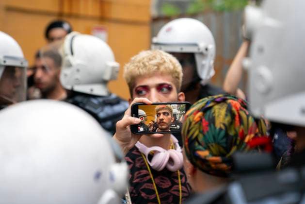Bilder des Jahres 2023, News June 06 News Themen der Woche KW24 News Bilder des Tages June 18, 2023, Taksim, Istanbul, Turkey: Turkish police blocks the march of supporters of the LGBT (lesbian, gay, bisexual, transgender) community during the Ã¢â‚¬¹Trans Pride Parade Istanbul in Istanbul, Turkey,Ã‚ 18Ã‚ JuneÃ‚ 2023. Taksim Turkey - ZUMAu194 20230618_zip_u194_012 Copyright: xTolgaxUluturkx