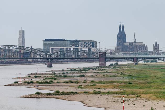 Blick von der Rheinbrücke Rodenkirchen auf Köln am bislang heißesten Tag des Jahres. Die anhaltende Trockenheit lässt den Rheinpegel Köln auf 186cm sinken. Die aufziehenden Wolken sind die ersten Vorboten von unwetterartigen Gewittern in den nächsten Tagen 18.06.2023 Köln Rodenkirchen NRW Deutschland *** View from the Rhine bridge Rodenkirchen on Cologne on the hottest day of the year so far The continuing drought causes the Rhine level Cologne to drop to 186cm The gathering clouds are the first harbingers of thunderstorms in the next few days 18 06 2023 Cologne Rodenkirchen NRW Germany