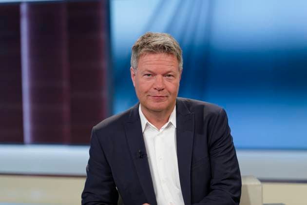 News Themen der Woche KW24 News Bilder des Tages Robert Habeck bei Anne Will 2023-06-16 - Deutschland, Berlin - Robert Habeck (Bündnis 90 Die Grünen), Bundesminister für Wirtschaft und Klimaschutz, zu Gast bei Anne Will im Ersten. Thema der Politik-Talkrunde in der ARD: Heizungsstreit und Ampel-Frust - Ist die Regierung noch handlungsfähig? *** Robert Habeck at Anne Will 2023 06 16 Germany, Berlin Robert Habeck Alliance 90 The Greens , Federal Minister for Economic Affairs and Climate Protection, as a guest at Anne Will in the First Topic of politics talk round in the ARD heating dispute and traffic light frustration Is the government still capable of action