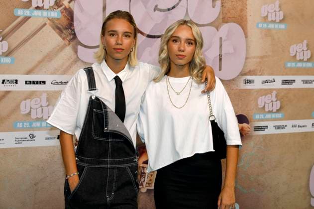 Entertainment Themen der Woche KW24 Entertainment Bilder des Tages Lena Mantler und Lisa Mantler bei der Premiere des Kinofilms Get up im Cinedom. Köln, 18.06.2023 *** Lena Mantler and Lisa Mantler at the premiere of the cinema film Get up at the Cinedom Cologne, 18 06 2023 Foto:xR.xSchmiegeltx xFuturexImage