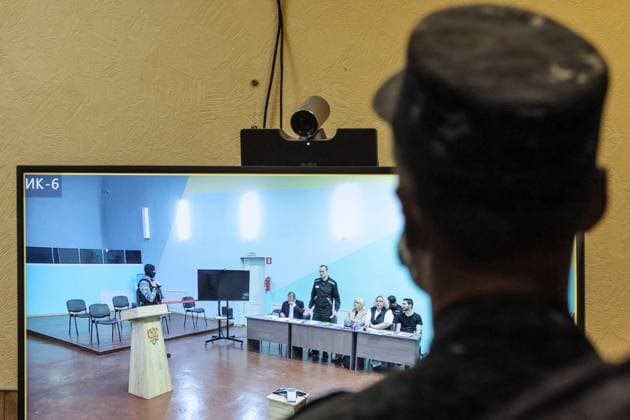 News Bilder des Tages RUSSIA, VLADIMIR REGION - JUNE 19, 2023: Russian opposition activist Alexei Navalny (2nd L on screen), his lawyers Vadim Kobzev (L on screen) and Olga Mikhailova (2nd R on screen) are seen during a visiting session of the Moscow City Court at Penal Colony No 6 in the village of Melekhovo. The court hears a new criminal case against Russian opposition activist Alexei Navalny, charged with the creation of an extremist organization. Sofya Sandurskaya TASS  59925105