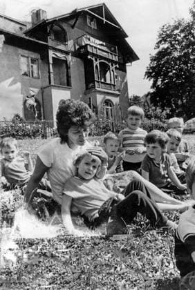 Sachsen, DDR, historisch, Kinderbetreuung, Kinderkrippe Kindergarten Kindereinrichtungen: Dresden Wachwitz, Kinderheim Am Steinberg 11 , Erzieherin Frau Wagner mit einer Gruppe drei- bis sechsjähriger Mädchen und Jungen. 24.05.1989. ! ACHTUNG Aufnahmedatum laut Beschriftung *** Saxony, GDR, historical, Childcare, crèche Kindergarten Facilities for children Dresden Wachwitz, Children s Home on Steinberg 11 , Educator Woman Wagner with a Group Three to Six-year-old Girls and Boys 24 05 1989 Attention Date of recording according to Lettering Copyright: xSZ MarionxGröningx 0000010201342194 ! ACHTUNG Aufnahmedatum laut Beschriftung