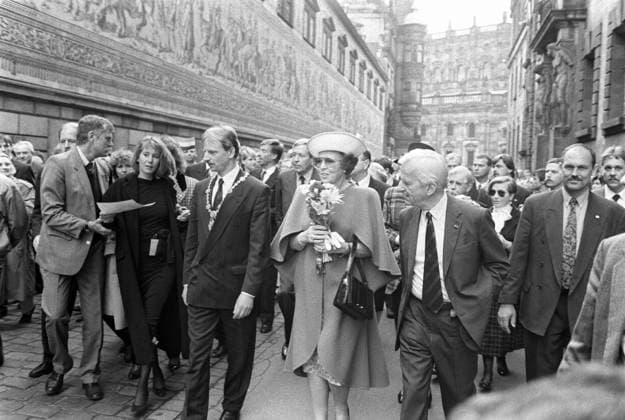 Sachsen, historisch, Politik, Staatsbesuche Empfänge, Delegationen: Dresden, Königin Beatrix I. und Prinz Claus der Niederlange in Dresden (erster königlicher Besuch in Sachsen nach 1990), 26.04.1991. Hier beim Rundgang durch Dresden am Fürstenzug; links Oberbürgermeister Herbert Wagner, rechts Bundespräsident Richard von Weizsäcker. Veröffentlichung in Sächsische Zeitung am 27. 28.04.1991: Mit Beatrix kam erster Königsbesuch ins neue Sachsen. Rundgang in der Landeshauptstadt - Dresdner Maschinenbaufirma in niederländischem Besitz besucht - Eintragung ins Goldene Buch - Großes Medieninteresse. ! ACHTUNG Aufnahmedatum laut Beschriftung *** Saxony, historical, Policy, State visits Receptions, Delegations Dresden, Queen Beatri Copyright: xSZ Hans-DieterxOpitzx 0000010201669479 ! ACHTUNG Aufnahmedatum laut Beschriftung