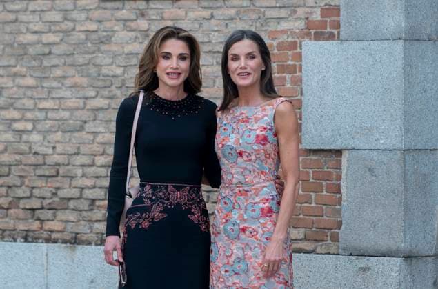 Bilder des Jahres 2023, Entertainment June 06 Entertainment Themen der Woche KW25 Entertainment Bilder des Tages Queen Letizia And Queen Rania Visits A School - Madrid Queen Letizia (r) and Her Majesty Queen Rania of Jordan (l) pose on their arrival at the visit of the Patrimonio Nacional workshop schools and employment workshops, at the Royal Palace, June 19, 2023, in Madrid, Spain. The King and Queen of Jordan arrived today in Spain on an official visit. The sovereigns of the Hashemite kingdom return to Spain eight years after their last visit. The visit takes place on the occasion of the celebration of the meeting of the Aqaba Process, in Cordoba, Andalusia. The Aqaba Process, an initiative of the King of Jordan, develops a series of international meetings aimed at strengthening military and security cooperation, coordination and exchange of experi  Copyright: xEuropaxPress ABACAx 857502_002 EuropaxPress ABACAx 857502_002