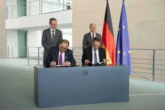 Unterzeichnung einer Vereinbarung zwischen der Bundesregierung und Intel im Bundeskanzleramt Unterstützung der Ansiedlung von Intel in Magdeburg mit knapp 10 Milliarden Euro Signing of an agreement between the federal government and Intel in the Federal Chancellery - support for the settlement of Intel in Magdeburg with almost 10 billion euros - Keyvan Esfarjani, Chief Global Operations Officer Intel Corporation, Jörg Kukies, Staatssekretär im Bundeskanzleramt (vorne von links), Pat Gelsinger, CEO Intel Corporation, Olaf Scholz, Bundeskanzler (hinten von links);0, *** Signing of an agreement between the federal government and Intel in the Federal Chancellery support for the settlement of Intel in Magdeburg with almost 10 bill