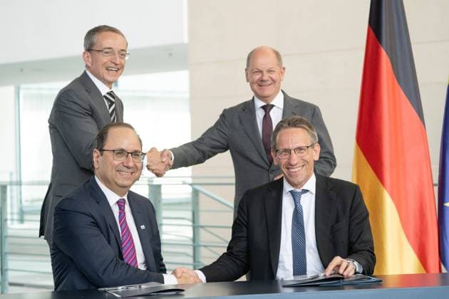 Unterzeichnung einer Vereinbarung zwischen der Bundesregierung und Intel im Bundeskanzleramt Unterstützung der Ansiedlung von Intel in Magdeburg mit knapp 10 Milliarden Euro Signing of an agreement between the federal government and Intel in the Federal Chancellery - support for the settlement of Intel in Magdeburg with almost 10 billion euros - Keyvan Esfarjani, Chief Global Operations Officer Intel Corporation, Jörg Kukies, Staatssekretär im Bundeskanzleramt (vorne von links), Pat Gelsinger, CEO Intel Corporation, Olaf Scholz, Bundeskanzler (hinten von links);Unterzeichnung einer Vereinbarung zwischen der Bundesregierung und Intel im Bundeskanzleramt Unterstützung der Ansiedlung von Intel in Magdeburg mit knapp 10 Milliard