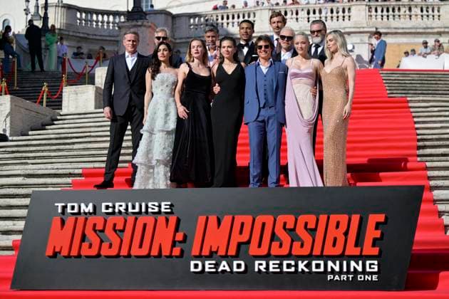 Bilder des Jahres 2023, Entertainment June 06 Entertainment Themen der Woche KW25 Entertainment Bilder des Tages January 27, 2021, ROME, ITALY: (From L back row) British actor Cary Elwes, Canadian actor Henry Czerny, US actor Esai Morales, US actor Greg Tarzan Davis, British actor Simon Pegg, British actor Frederick Schmidt, US actor Shea Whigham (from L first row) Cuban, Italian and US actress Mariela Garriga, Swedish actress Rebecca Ferguson, British-US actress Hayley Atwell, US film director Christopher McQuarrie, US producer and actor Tom Cruise, French actress Pom Klementieff and British actress Vanessa Kirby pose during a photocall for the movie Mission: Impossible - Dead reckoning Part 1 at Spanish Steps (Piazza di Spagna) in Rome, Italy, 19 June 2023. ANSA ETTORE FERRARI ROME ITALY  - ZUMAa110 20210127_zaf_a110_040 Copyright: xEttorexFerrarix