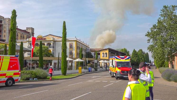News Themen der Woche KW25 News Bilder des Tages Großbrand im Europapark in Rust: Feuer im beliebten Europapark in Rust ausgebrochen Flammen schlagen empor und eine starke Rauchwolke liegt über dem Themengebiet ,,Spanien des Europaparks Meterhohe Flammen und eine starke Rauchwolke liegen am Montagabend über dem beliebten Europapark in Rust. Nach mehreren kleineren Explosionen brach am Abend das Feuer offenbar im Bereich des Themengebietes ,,Spanien im Europapark aus. Ein Großaufgebot an Einsatzkräften von Feuerwehren aus der Umgebung, Rettungsdiensten und Polizei ist im Einsatz. Die genauen Hintergründe sind bislang noch unklar. Der Park wird derzeit evakuiert heißt es. *** Large fire in the Europapark in Rust Fire in the popular Europapark in Rust erupted Flames rise a Copyright: xEinsatz-Report24x xChristinaxHäußlerx
