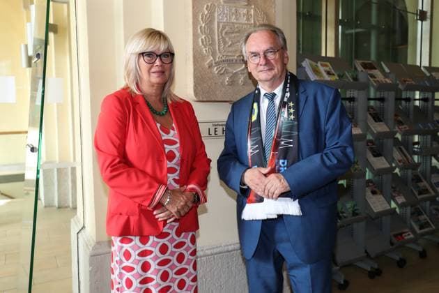 Oberbürgermeisterin Simone Borris mit Ministerpräsident Dr. Reiner Haseloff sie freuen sich beide im Vorfeld des Empfangs über die INTEL Ansiedlung in Magdeburg - Handball Bundesliga Saison 2022-2023 Empfang für den SC Magdeburg im Alten Rathaus, Champions League Sieger wird mit Eintrag in das Goldene Buch geehrt bei Oberbürgermeisterin Simone Borris. Danach präsentiert sich die Mannschaft auf dem Rathausbalkon. - Handball,Deutschland,19.06.2023 *** Mayor Simone Borris with Prime Minister Dr Reiner Haseloff they are both pleased in the run-up to the reception about the INTEL settlement in Magdeburg Handball Bundesliga season 2022 2023 Reception for SC Magdeburg in the Old Town Hall, Champions League winner is honored with entry in th
