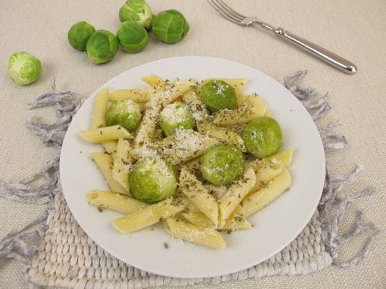 Pasta mit Rosenkohl und Parmesan Kaese Pasta mit Rosenkohl und Parmesan Kaese Copyright: xZoonar.com HeikexRaux 8297238